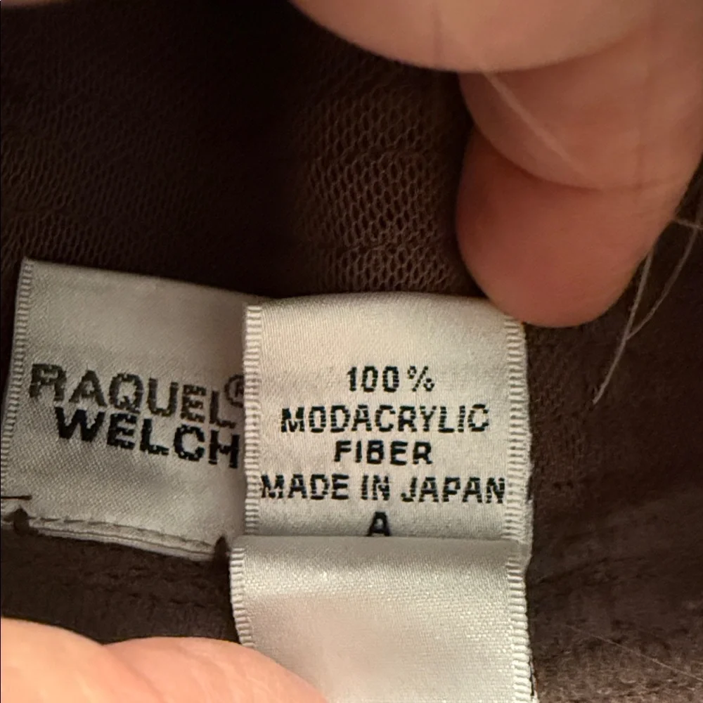 Raquel Welch Luxurious Brown Hair Wig - Picture 4 of 10